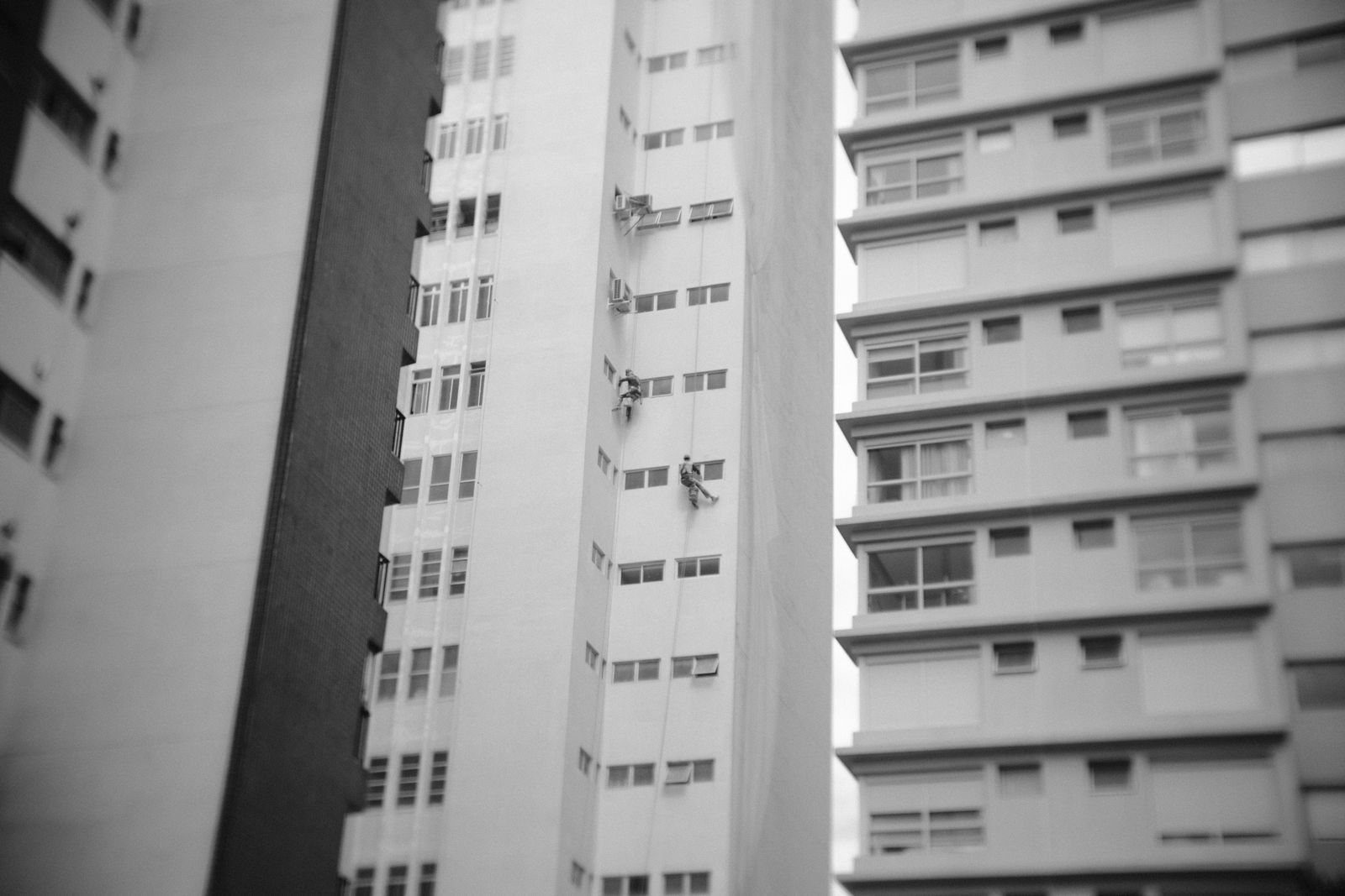 Trabajadores realizando mantenimiento exterior en un edificio en altura