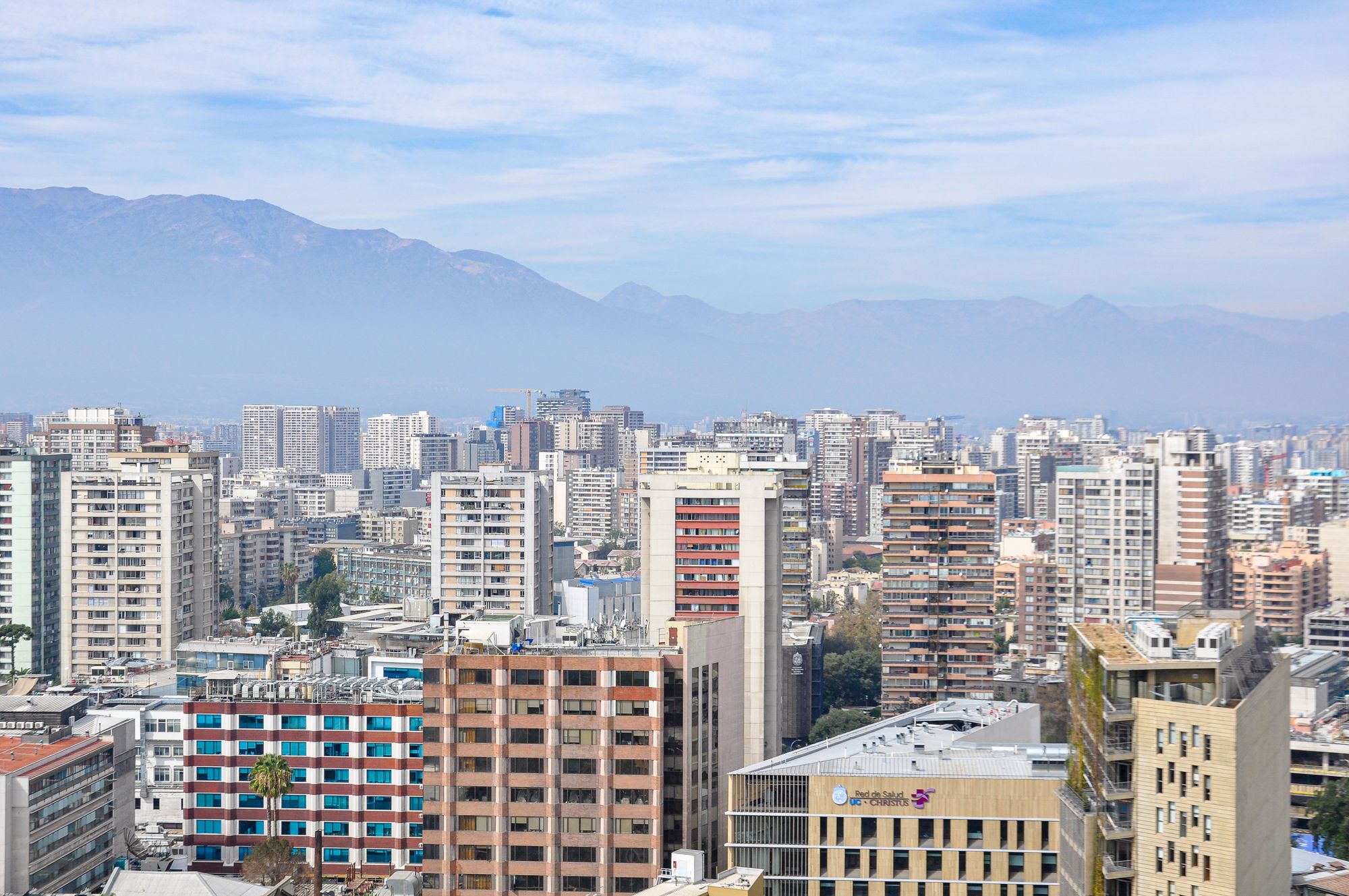 Edificios de Santiago con la cordillera de los Andes al fondo